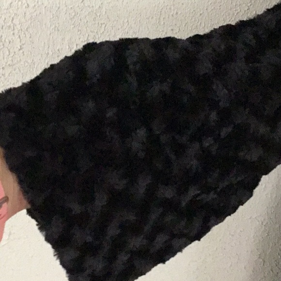 Faux fur jacket. - Picture 3 of 8